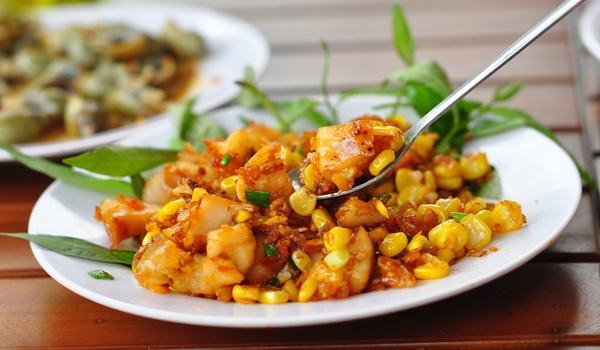 Ốc khế xào với bắp và tép.