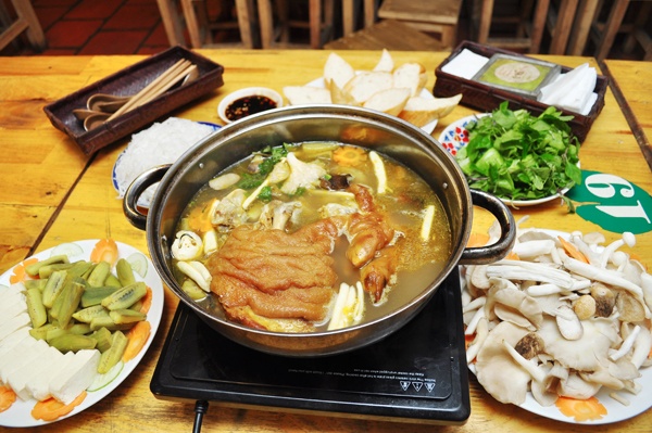 Chân giò lẩu xuẩy om nấm cực chất và lạ.