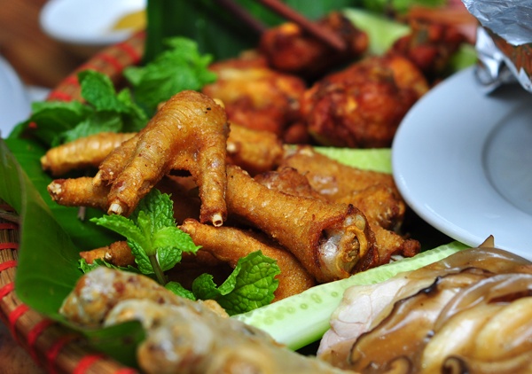 Chân gà chiên tỏi.