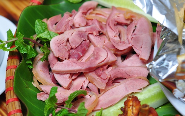 Gà muối xông khói.