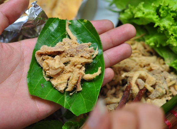 Gà đùi trộn thính.