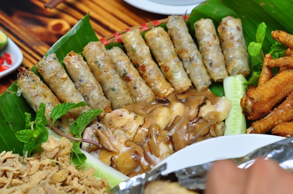 Nem xôi cuốn thịt.