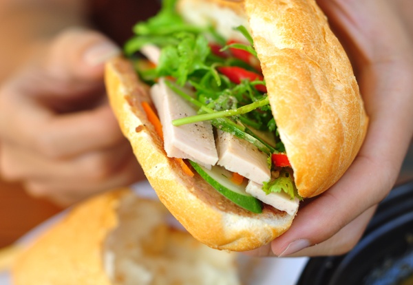 Thuong thuc banh mi va bun bo dung dieu Sai Gon giua Ha Noi hinh anh