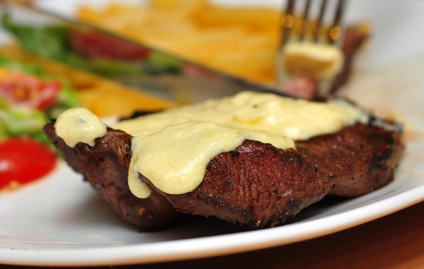 Bit tet pho mai thom ngay o quan pho co hinh anh