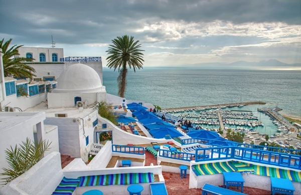 Sidi Bou Said ở Tunisia là một trong những thị trấn đẹp nhất bên bờ biển Địa Trung Hải với những tòa nhà quét vô trắng điểm xuất bằng những chi tiết xanh dương thú vị.