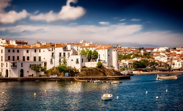 Cadaqués - thành phố xinh đẹp và lãng mạn của  Tây Ban Nha tự hào với những ngôi nhà nhỏ xinh, con đường lát đá chạy dọc bờ biển và mang đậm bầu không khí nghệ thuật.