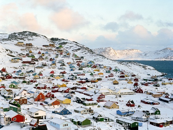  Ilulissat là ngôi làng vô cùng rực rỡ được thành lập từ những năm 1700, những ngôi nhà được sơn rất nhiều màu sắc khác nhau, trạm cảnh sát màu đen, nơi chứa thủy sản màu xanh hay bệnh viện màu vàng.