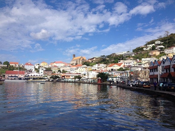 Saint George, Bermuda - là ngôi làng mang đậm những nét kiến trúc truyền thống tồn tại từ thế kỷ 17 với hàng loạt công trình có màu sắc tưới sáng như màu trắng, hồng, vàng, xanh dương.