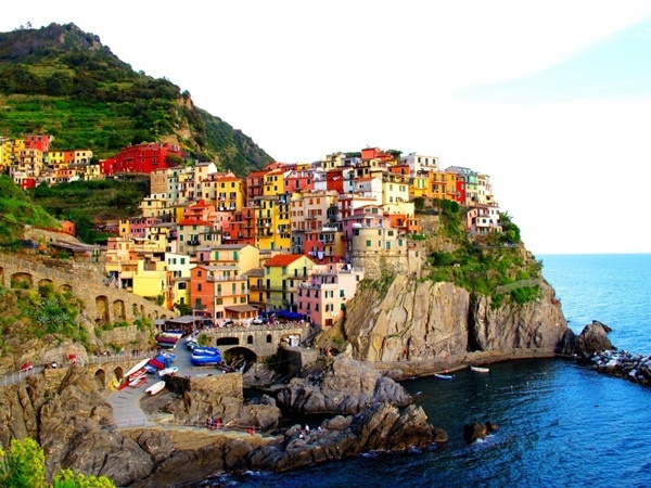 Manarola là một phần của ngôi làng Cinque Terre nổi tiếng nước Ý cũng như thế giới với hàng loạt ngôi nhà đầy màu sắc chạy dọc trên các vách đá.