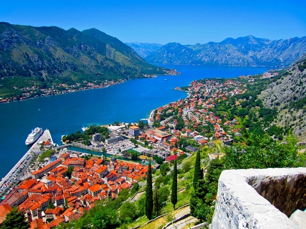 Kotor là thị trấn cổ nhất ở Montenegro với lịch sử trải dài 2000 năm, nơi đây nổi tiếng với nét kiến trúc cổ kính ấn tượng và bầu không khí yên bình. 
