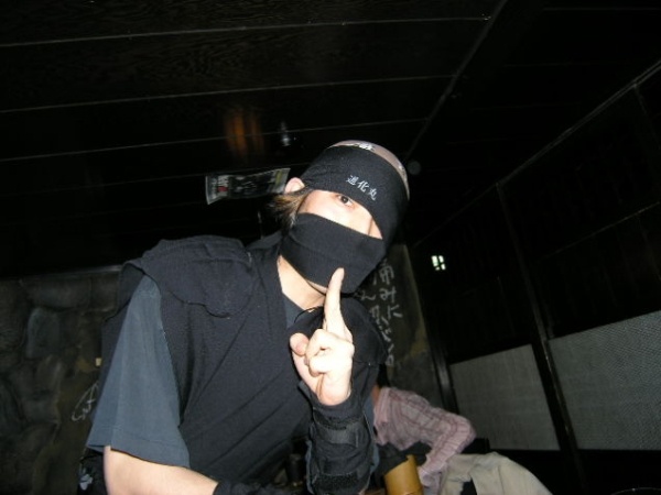 Khách hàng sẽ được đưa qua một chiếc cầu dẫn tới khu vực ăn uống mô phỏng quang cảnh một ngôi làng thời kì Edo thế kỷ 17. Trung bình, để thưởng thức một bữa ăn tại quán Ninja, mỗi thực khách cần chi khoảng <abbr class=