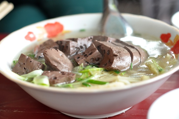 Canh măng tiết nóng hổi.