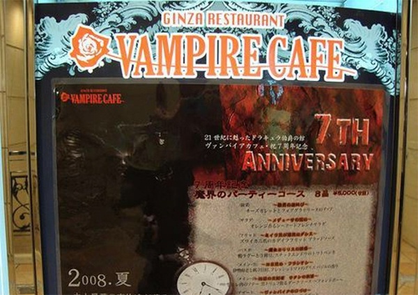 Nhật Bản nổi tiếng với những sáng tạo mang chút lập dị, tới Ginza - Tokyo, bạn sẽ được tận hưởng cảm giác làm ma cà rồng đọc thực tại Vampire cafe, một quán cà phê theo phong cách 