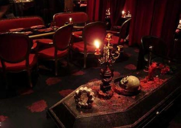 Tông màu chủ đạo của nhà hàng là đen và đỏ, người phục vụ cũng mặc những bộ vest giống vị bá tước huyền thoại Dracula. Trong một góc phòng là chiếc quan tài lớn, mô phỏng nơi nghỉ ngơi nổi tiếng của ma cà rồng, bên trên là hình mô phỏng hộp sọ người và những chân nến cổ, tạo cảm giác rờn rợn như bối cảnh một ngôi nhà ma.