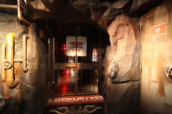 1. Phong cách trại giam. Nếu ý tưởng về một buổi tối vui vẻ của bạn là bị còng tay, bị nhốt trong các nhà giam và được phục vụ bữa ăn từ các...cai ngục thì nhà hàng Lock-Up là dành cho bạn.