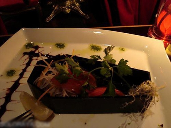 Ngoài đồ uống màu đỏ, đồ ăn và hầu hết các lựa chọn khác của nhà hàng đều liên quan tới đề tài cái chết. Dẫu vậy, thức ăn ở đây được khá nhiều người đánh giá cao về chất lượng.