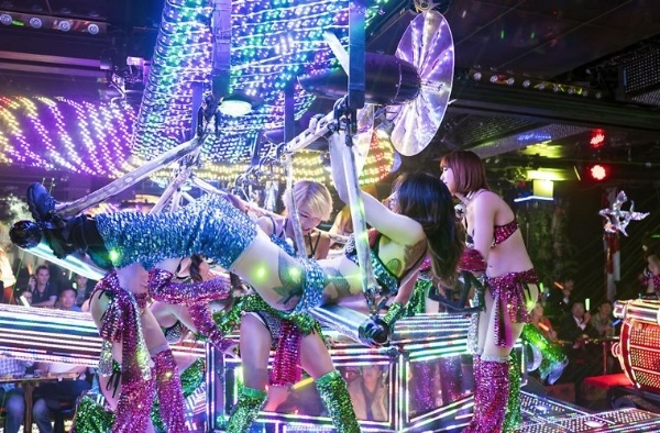 Robot Restaurant tại khu phố sầm uất Shinjuku là một trong những địa điểm đáng ghé thăm khi bạn tới Tokyo. Vào nơi đây, bạn sẽ được trải nghiệm cảm giác cuộc sống của tương lai và những vũ công 