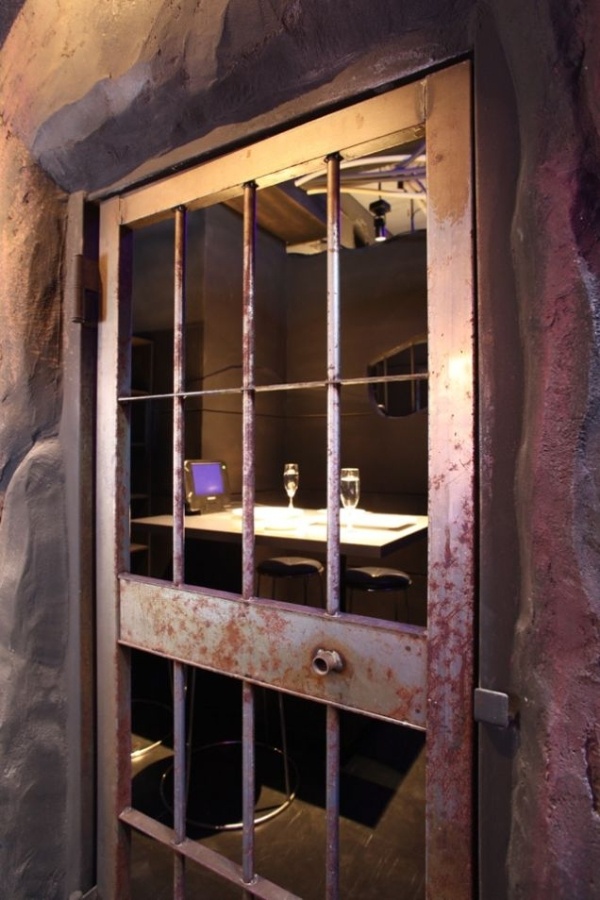 ... và khách hàng bị còng tay trước khi vào ăn. 