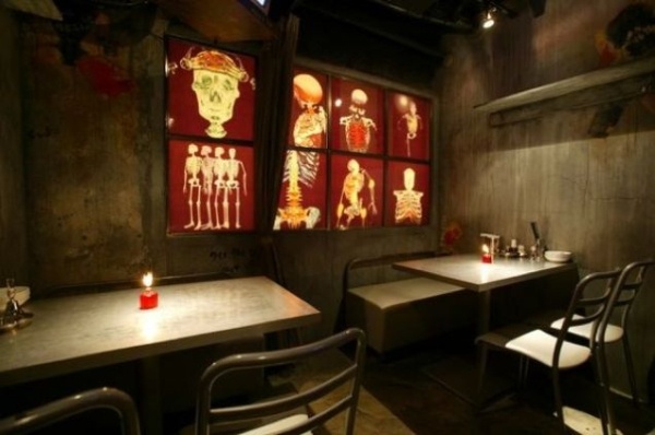 Một quán ăn mô phỏng nhà tù nổi tiếng khác là Alcatraz, được đặt theo tên nhà tù liên bang Mỹ có hệ thống an ninh kiên cố bậc nhất thế giới. Tại nhà hàng cũng có sự xuất hiện của những chiếc còng tay, cưa xích, cocktail phục vụ trong ống tiêm, nhân viên nhà hàng mặc trang phục của bác sỹ tâm thần và y tá, âm thanh mô phỏng man rợ với nhiều tiếng la hét sẵn sàng đưa bạn vào một trải nghiệm đáng sợ và độc đáo hàng đầu ở Tokyo. 