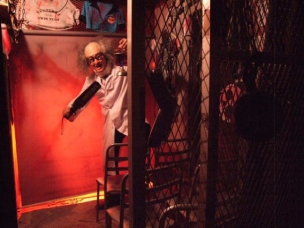 Nhân viên nhà hàng mặc trang phục của bác sỹ tâm thần.