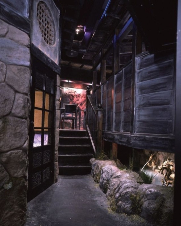 Ninja Asaka quán là một trong những nhà hàng theo chủ đề nổi tiếng nhất ở Tokyo. Bởi nhà hàng vô cùng đông khách nên bạn cần đặt phòng trước để có thể thưởng thức bữa ăn trong ánh sáng mờ ảo và các  ninja luôn xuất hiện len lút đầy bất ngờ.