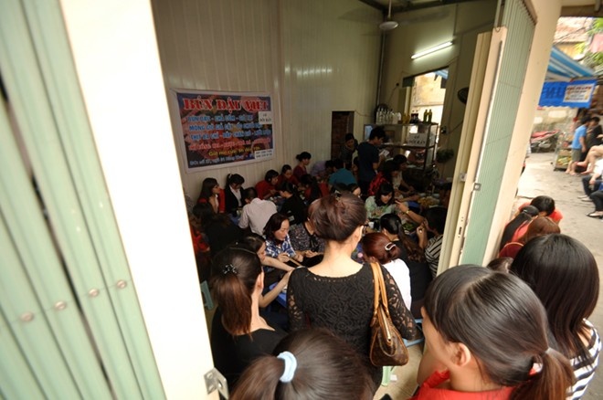 Quán bún đậu siêu đông ở phố Hàng Khay.