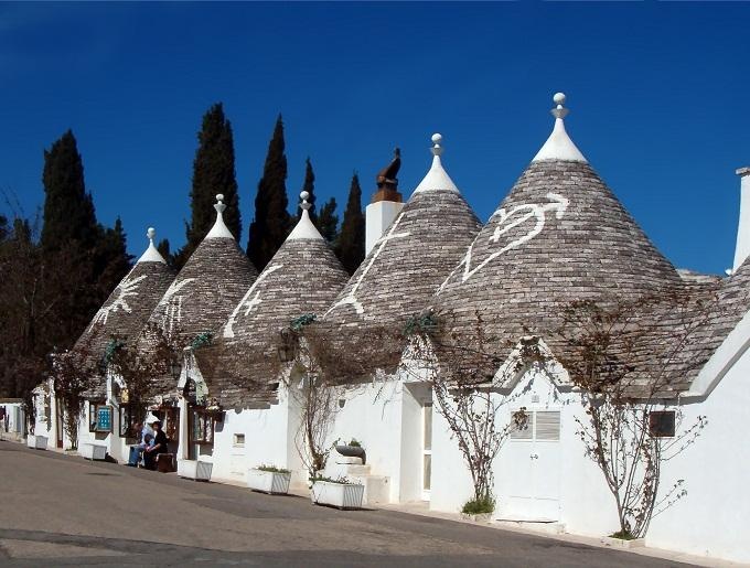 Có khoảng 1.500 Trullo ở Alberobello thu hút hàng nghìn du khách đến tham quan và nghỉ dưỡng hàng năm. Nơi đây được UNESCO công nhận là Di sản thế giới từ năm 1996.