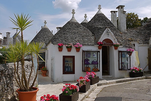 Những ngôi nhà màu trắng có tên gọi là Trullo, đặc sản kiến trúc vùng Alberobello. Trullo được xây bằng những tảng đá chồng lên nhau mà không cần vữa, mái nhà hình chóp và được sơn các biểu tượng độc đáo để trang trí hoặc có ý nghĩa tôn giáo.