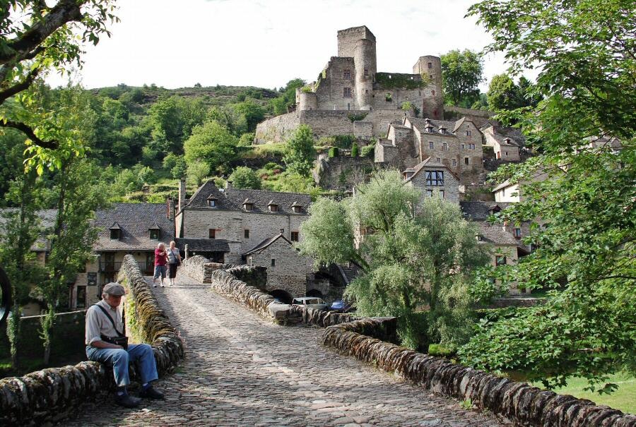 Aveyron là một ngôi làng xinh xắn của Pháp, nằm trọn vẹn trên đỉnh đồi dài thoai thoải đầy cây cối xanh mướt. Trong các khu làng cổ, những ngôi nhà nhuốm màu thời gian luôn đón nhận sự có mặt của hoa leo trước hiên nhà. Không chỉ nhà cổ, hàng cây trơ trụi bên cạnh cũng nhuốm màu thời gian tạo nên khung cảnh tĩnh mịch đến lạ thường.