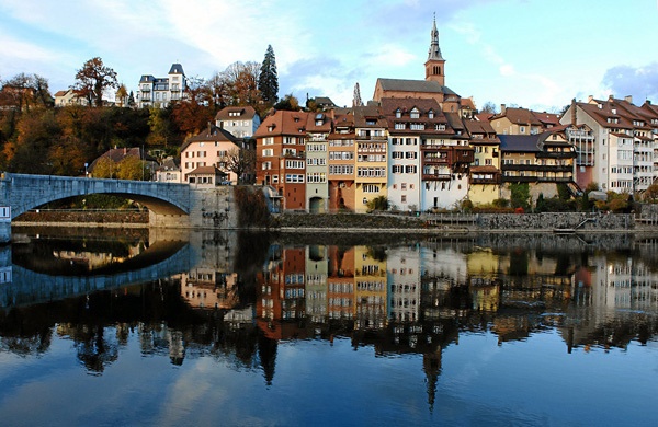 Ngôi làng của Đức, Laufenburg cổ kính bên cạnh hồ nước trong xanh. Thật khó để du khách kiềm lòng trước vẻ đẹp phong thủy hữu tình đầy nên thơ nơi đây. Ngôi làng xinh đẹp với những ngôi nhà nhỏ xinh như hộp diêm nằm yên bình bên dòng sông nhỏ.