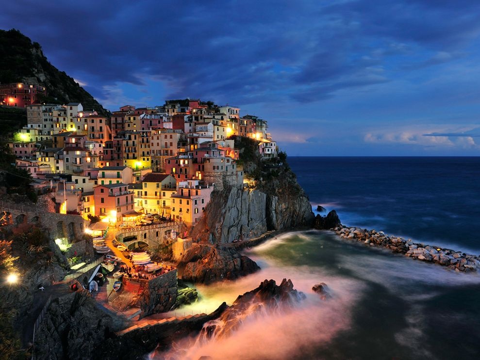 Nằm cheo leo trong khe núi nhìn ra biển Ligurian tuyệt đẹp, Manarola gây ấn tượng mạnh bởi những ngôi nhà đầy màu sắc san sát nhau. Điểm quyến rũ khác của Manarola phải kể đến là những vườn nho luôn trĩu quả trong khắp ngôi làng.