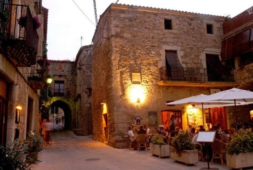 Peratallada là thị trấn ở các đô thị của Forallac, Baix Empordà, Catalonia, Tây Ban Nha. Thị trấn nhỏ Peratallada ở Tây Ban Nha được biết đến với những con đường lát đá và những ngôi nhà được xây dựng bằng đá. Những ngôi nhà cổ của Peratallada thường được phủ kín bởi những dây leo xanh mát. Dù ở trường học, nhà thờ hay nhà riêng, người dân của ngôi làng này đều được hít thở không khí trong lành của đồi núi, cỏ cây.