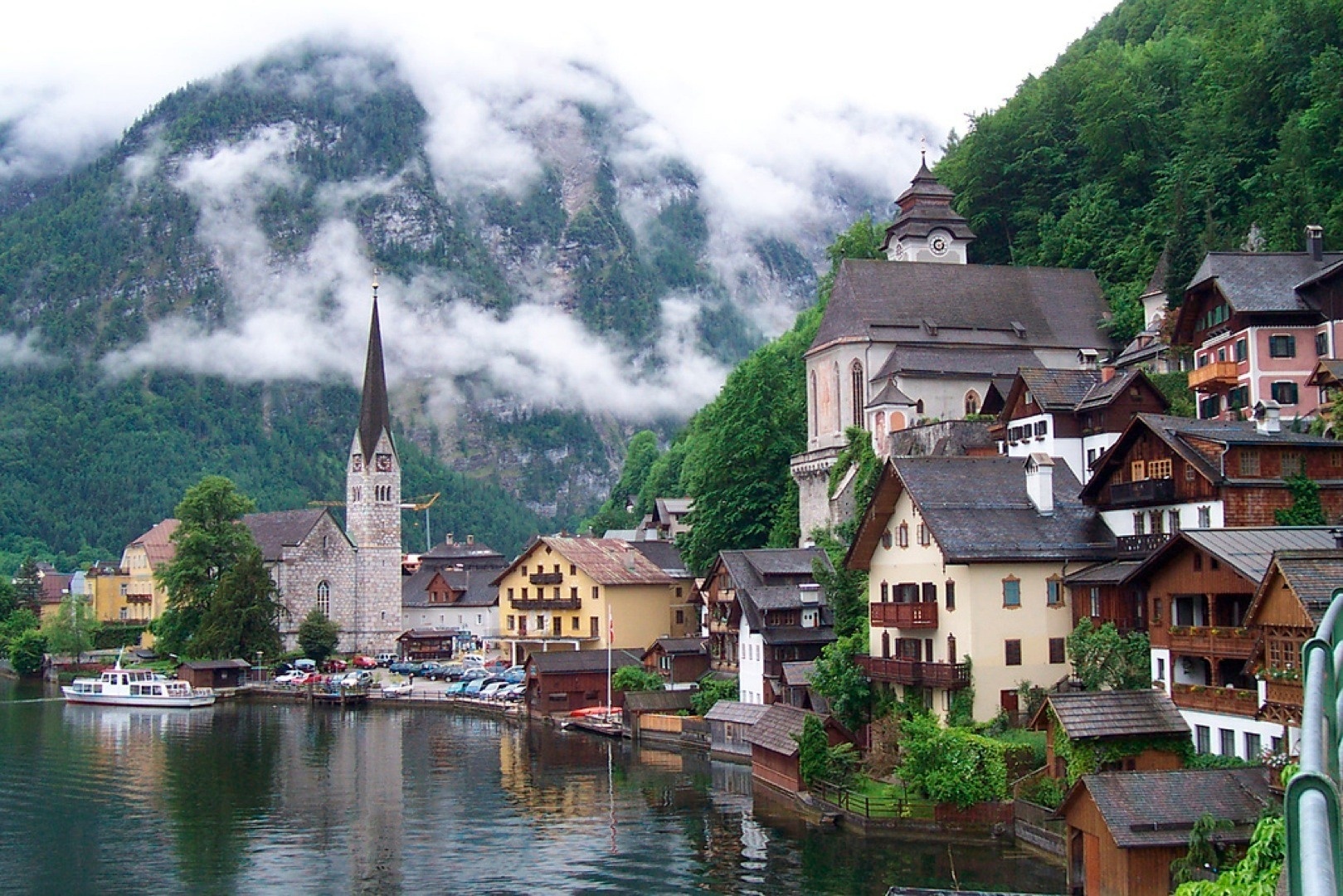 Hallstatt được UNESCO công nhận là Di sản thế giới và luôn là điểm thu hút khách du lịch bậc nhất ở Áo. Vào mùa hè, Hallstatt là thiên đường của những môn thể thao leo núi, đạp xe địa hình, chèo thuyền… Còn mùa đông, ngôi làng được phủ đầy tuyết trắng, đẹp như tranh vẽ và rộn ràng những lễ hội ẩm thực, vui chơi, trượt tuyết…