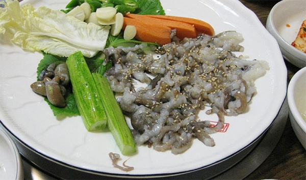 Món bạch tuộc tươi sống luôn khiến người nước ngoài trải nghiệm ẩm thực Hàn Quốc phải e dè hơn cả. Món ăn mang tên Sannakji, hoàn toàn sử dụng bạch tuộc còn tươi sống cắt nhỏ, dùng cùng mè và dầu mè. Ngay cả khi bị cắt nhỏ, các xúc tu bạch tuộc vẫn còn cử động, chúng sẽ bám vào lưỡi, khoang miệng của thực khách. Nếu không nuốt cẩn thận, những chiếc xúc tu này sẽ bám cả vào cuống họng, gây ngạt thở. Vì vậy, đây là một trong những món ăn kì lạ, nhiều thử thách thất của ẩm thực Hàn Quốc.