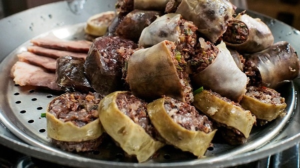 Sundae làm từ ruột bò hoặc ruột lợn, nhồi với tiết lợn, hành lá, lúa mạch cùng các gia vị khác đem hấp cách thủy đến khi thỏa mùi hương đặc trưng. Sundae chính là món ăn cổ nhất Hàn Quốc còn lưu lại đến ngày nay. Món ăn luôn được giữ cho nóng và ăn kèm với nước sốt vị cay cay này được bán nhiều trên các con phố ở Seoul về đêm.