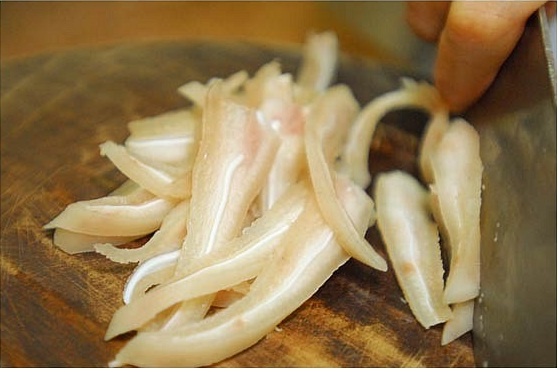 Thịt lưỡi hay tai trộn thính không chỉ là đồ nhắm của đàn ông mà còn là khoái khẩu của các các chị em phụ nữ.