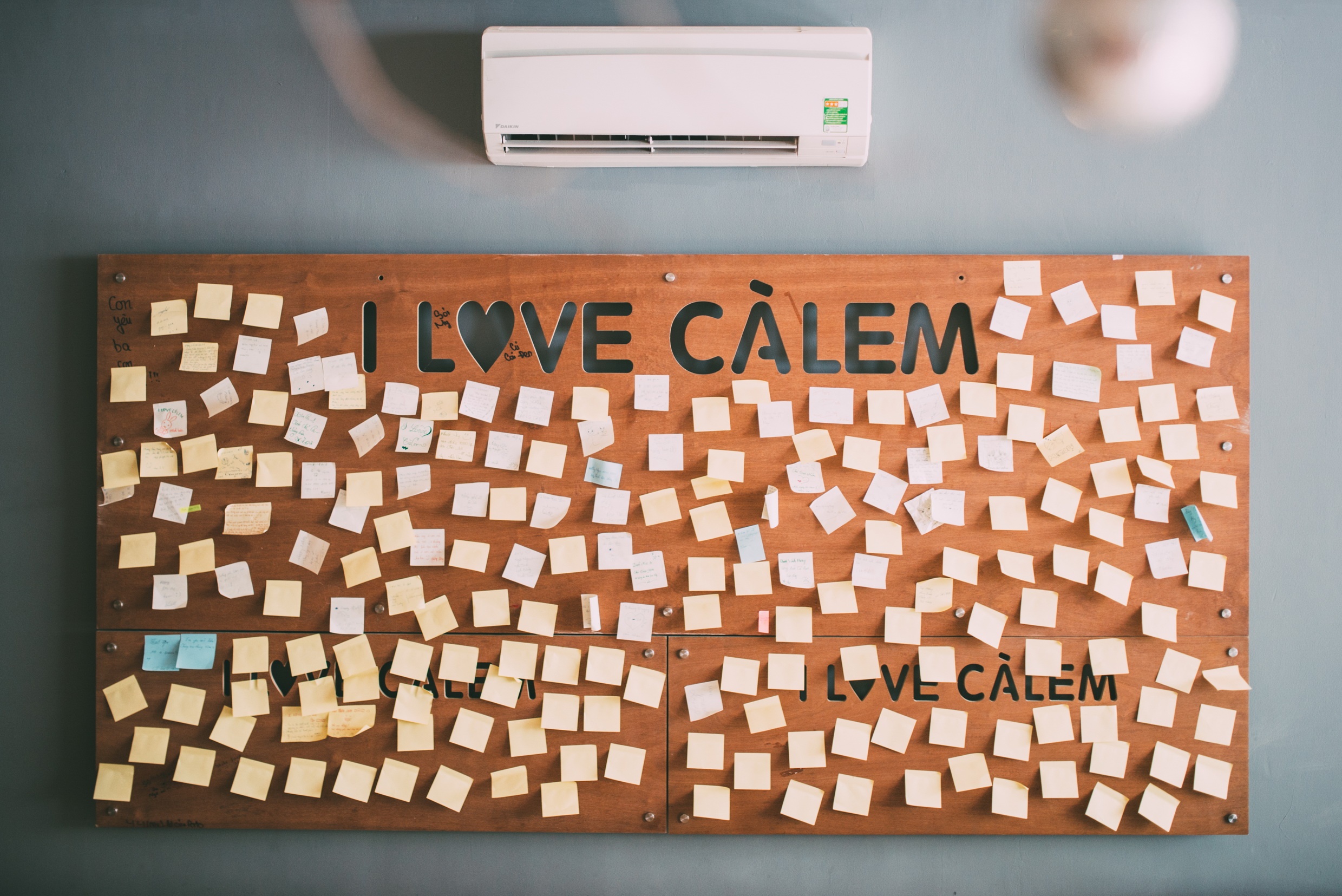 Các bức tưởng được thiết kế theo kiểu studio chụp ảnh cưới bây giờ. Thay vì bỏ một số tiền lớn 500.000 VNĐ để thuê chụp ảnh 1 tiếng trong studio Thì khách chỉ cần bỏ ra từ 10.000 đến 30.000 là có thể chụp ảnh thoải mái tại quán em