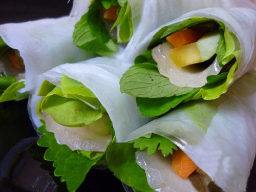 Khi ăn, trải 1 lớp bánh tráng lên bánh đa nem, lần lượt xếp các loại rau, dưa chuột, chuối xanh, dứa, thịt rồi cuộn chặt lại, chấm mắm nêm và thưởng thức.