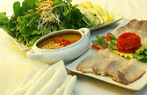Bánh tráng cuốn thịt heo là món ăn ngon đặc sản của Đà Nẵng được nhiều người yêu thích. Với cách làm bánh tráng cuốn thịt heo đơn giản tại nhà, các bạn sẽ có món bánh tráng cuốn thịt heo ngon đúng điệu nhé. Chúc các bạn thành công và ngon miệng!