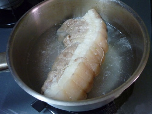 Để có món bánh tráng cuốn thịt heo ngon, các bạn nên chọn mua phần thịt heo có cả bì, cả mỡ và nạc, có thể là phần thịt ba chỉ, thịt chân giò hoặc thịt mông. Thịt heo các bạn rửa sạch, luộc chín rồi để nguội.