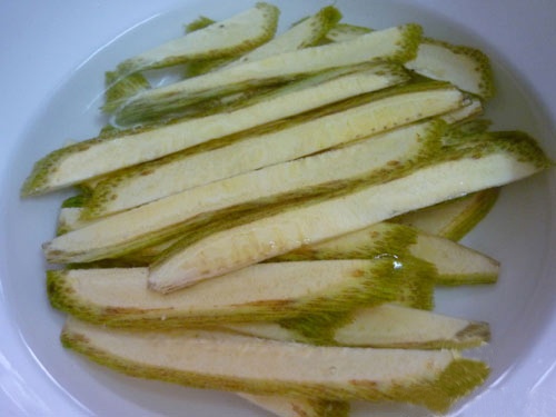 Chuối tước bỏ phần vỏ xanh, thái mỏng rồi ngâm ngay vào nước có pha muối và dấm, muối và giấm có tác dụng giúp cho chuối không bị chảy nhựa và thâm đen.