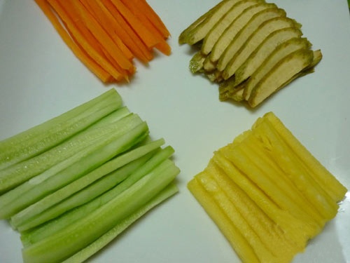 Dứa, cà rốt, dưa chuột gọt vỏ, thái sợi với độ dài vừa ăn, bày ra đĩa, giữ lại 1/2 quả dứa để lát sẽ dùng pha nước chấm.