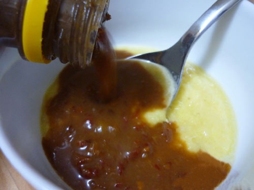 Gừng, sả, dứa các bạn đem xay nhuyễn hoặc bằm nhỏ rồi pha cùng với mắm nêm. (Mắm nêm là nước chấm dùng để ăn kèm với bánh tráng cuốn thịt heo, thường thì loại mắm nêm bán sẵn đóng chai của các hãng thì họ đã pha chế gần như vừa miệng rồi, các bạn chỉ việc hòa cùng gừng, sả, dứa là xong, có thể thêm ớt nếu thích cay).