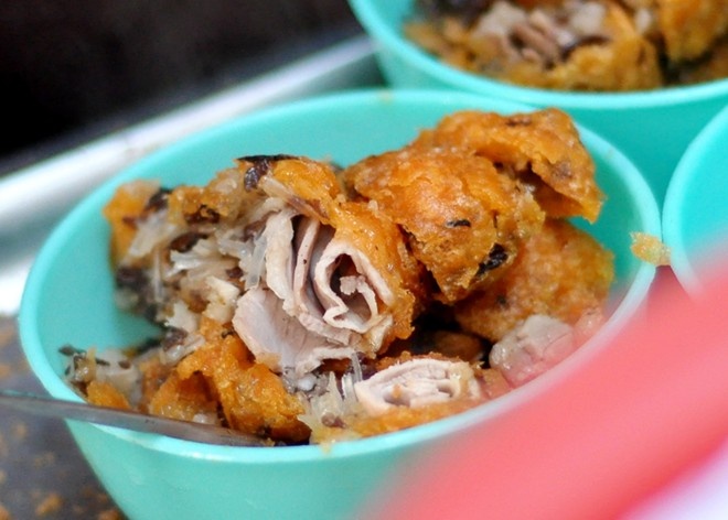 Bánh càng nóng ăn càng đã, chấm với nước mắm hoặc tương ớt thôi là đủ ngon. Đây là một trong những khoái khẩu buổi chiều khó cưỡng của các chị em. 