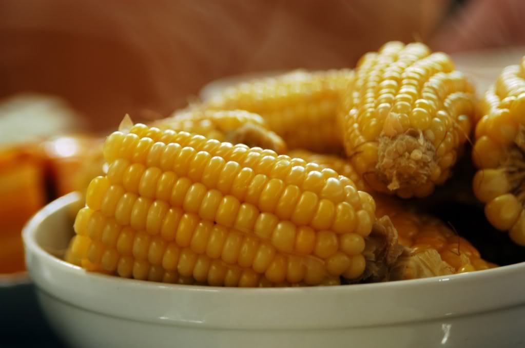Món “quê mùa” này chẳng bao giờ chán với người mê ăn vặt. Chỉ cần ai đó cầm trên tay bắp ngô nóng tỏa mùi thơm phức là người bên cạnh đã dễ ứa nước miếng. 