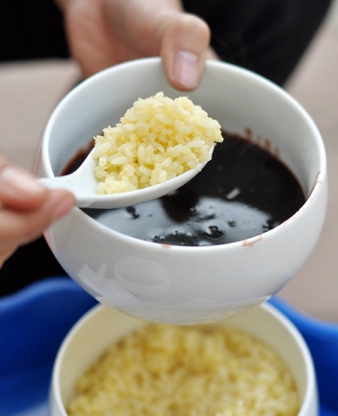 nhưng khi trời trở gió thì vô cùng “quyến rũ”. Chè đỗ đen, đỗ xanh, hay chè bà cốt nóng hổi, ngọt ngào ăn với xôi vò dẻo bùi.