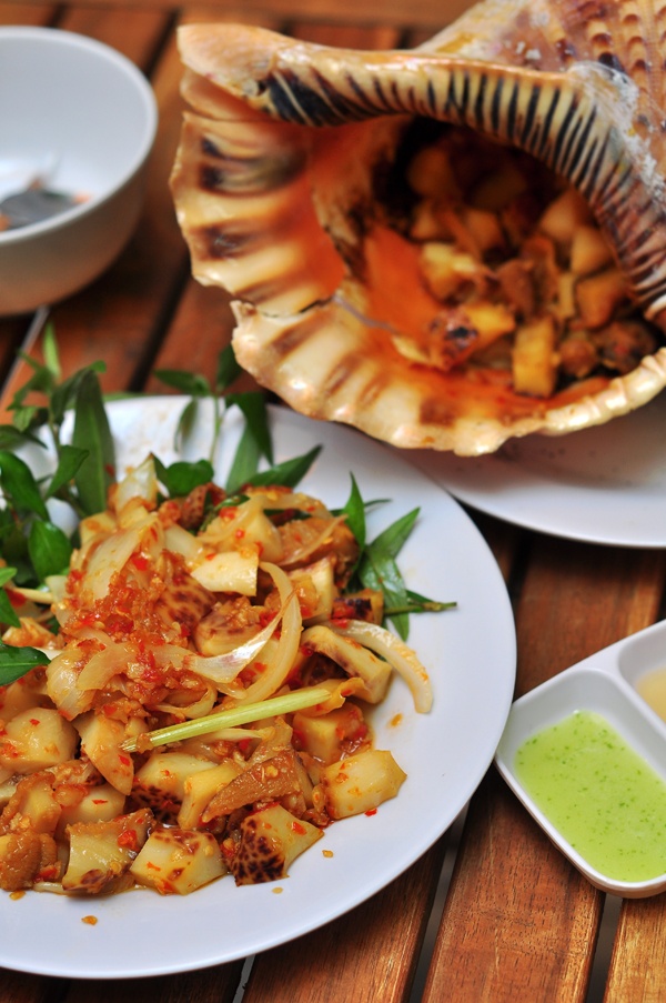 Ốc hoàng hậu ở đây được chia thành 2 món nướng và xào sa tế.