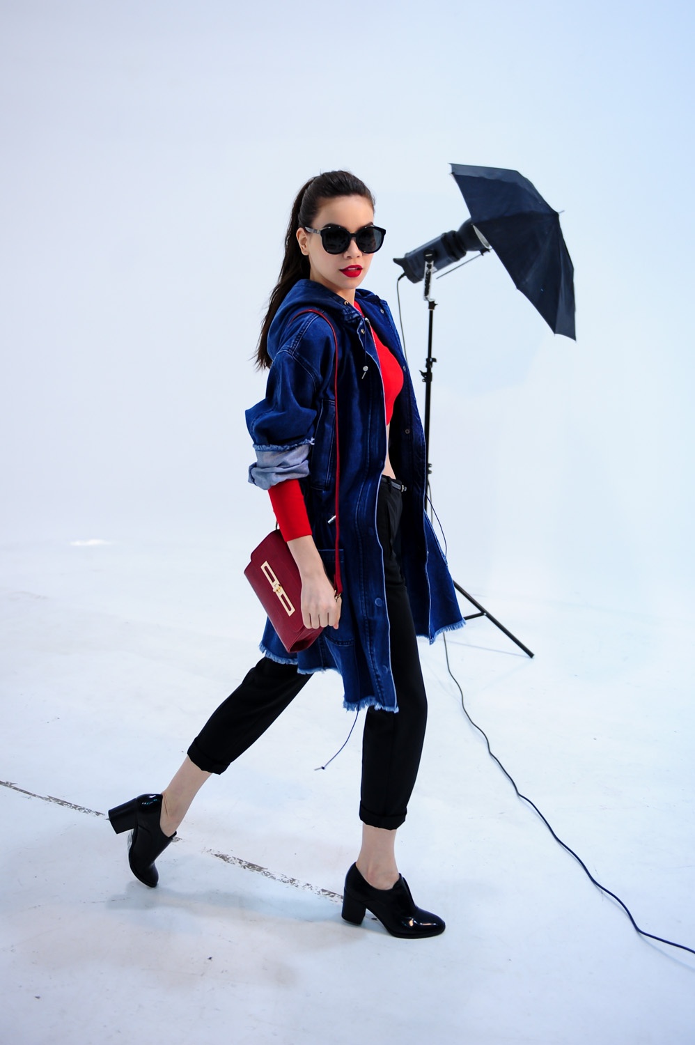 Nữ hoàng giải trí biến hóa  với phong cách quý cô mang đậm hơi thở cổ điển  với chiếc váy dạ hội sang trọng màu đỏ rượu