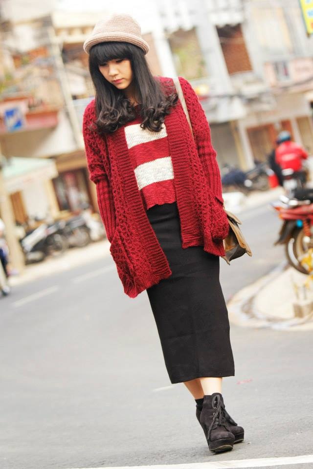 Để che khuyết điểm và “ăn gian” chiều cao, cô gái Lâm Đồng này ưu ái các trang phục có kiểu dáng căn bản kết hợp cùng ankle boots cá tính. 