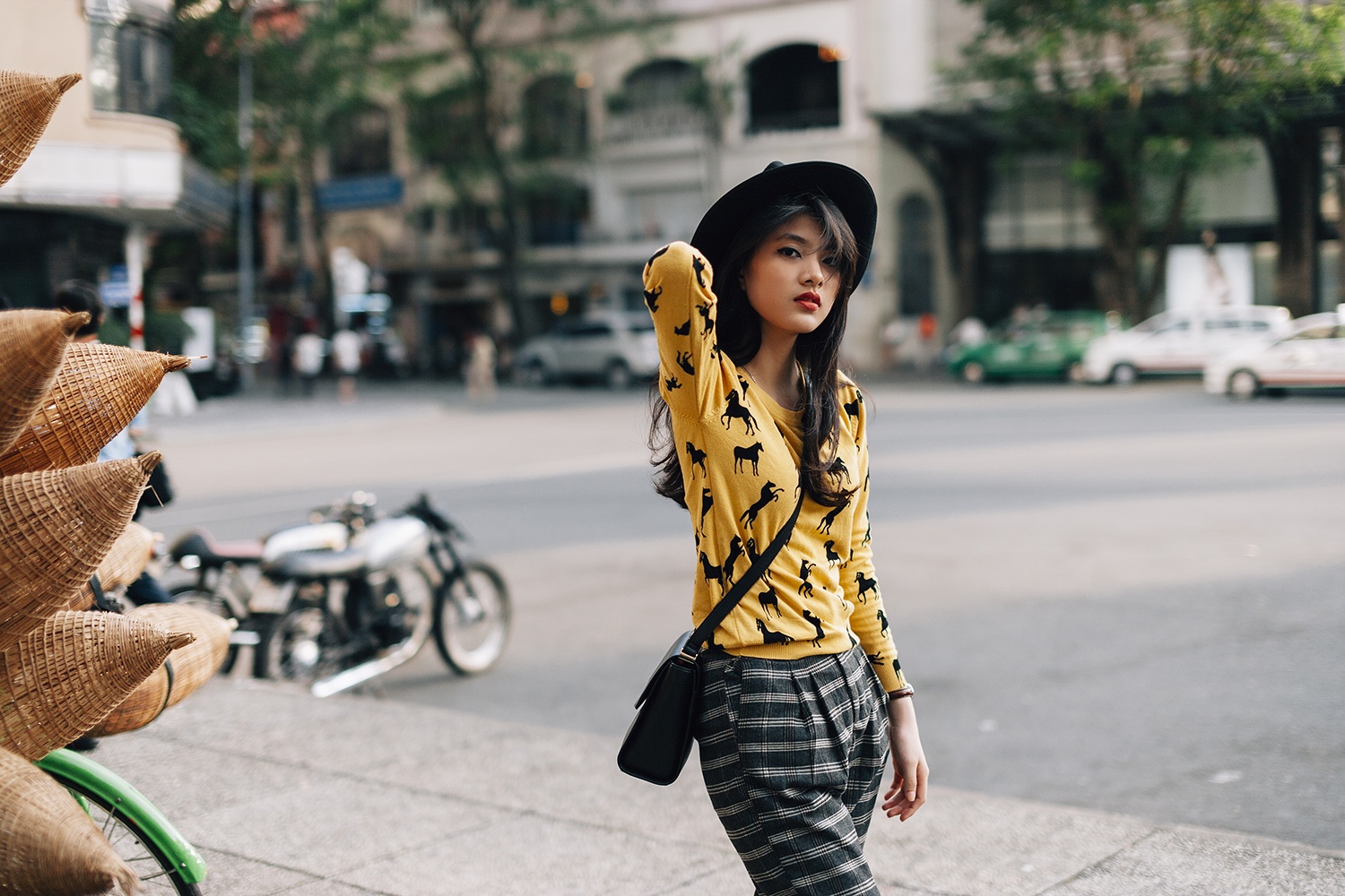 Vẻ cá tính, hiện đại của Thuỳ Dung hiện rõ qua bờ môi đỏ, ánh nhìn lơ đãng hay cách kết hợp trang phục màu sắc tươi tắn. 